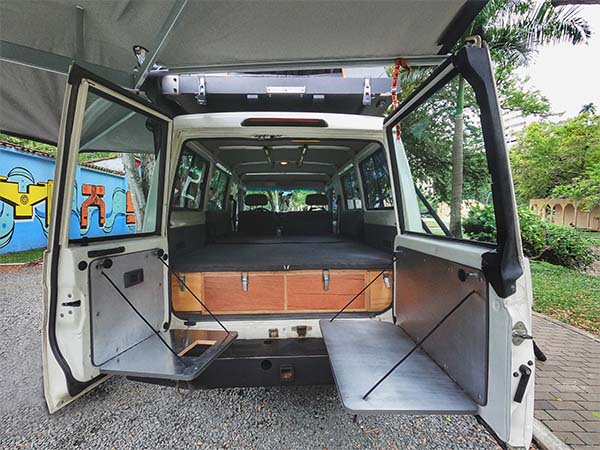 De Toyota Landcruiser met de achterkant open
