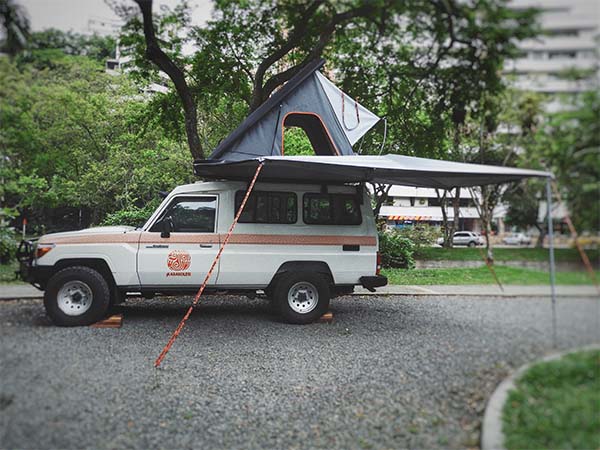 De Toyota Landcruiser heeft een 270° luifel aan de tent