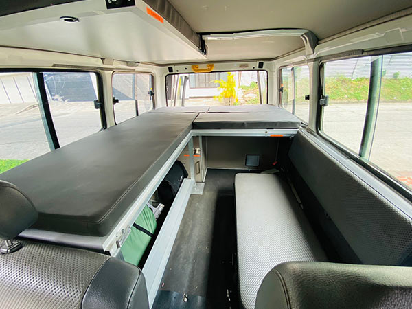 De Toyota Landcruiser met de achterkant open